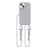 Szare etui z białym sznurkiem crossbody. Wbudowany pierścień magnetyczny MagSafe idealny do mocowania akcesoriów. Wygodny sznurek pozwala na noszenie telefonu iPhone 15, chroniąc go przed upadkami.